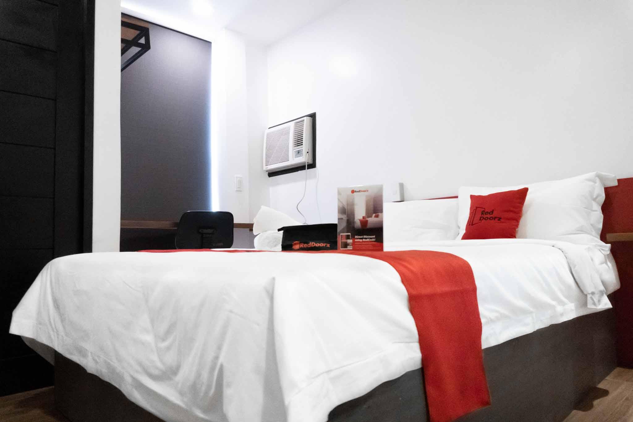 Reddoorz Plus At Mm Hotel Las Pinas Former Reddoorz Plus Near Bamboo Organ Exterior foto