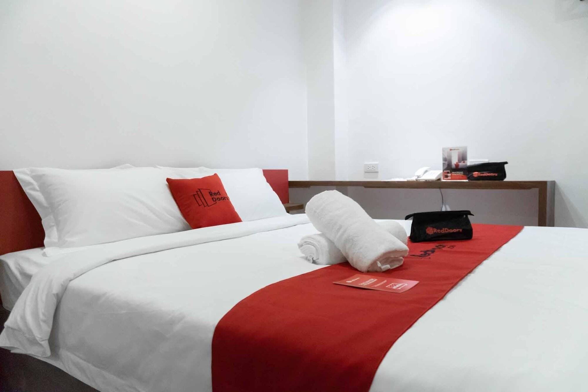 Reddoorz Plus At Mm Hotel Las Pinas Former Reddoorz Plus Near Bamboo Organ Exterior foto