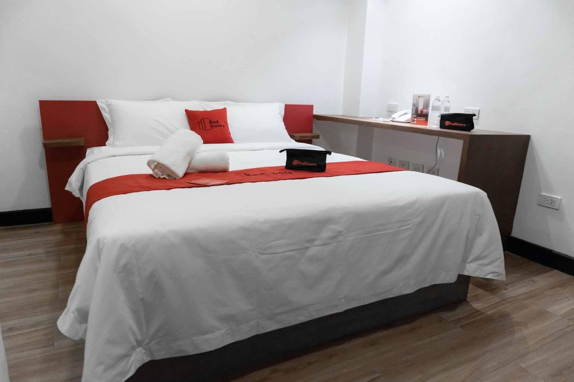 Reddoorz Plus At Mm Hotel Las Pinas Former Reddoorz Plus Near Bamboo Organ Exterior foto