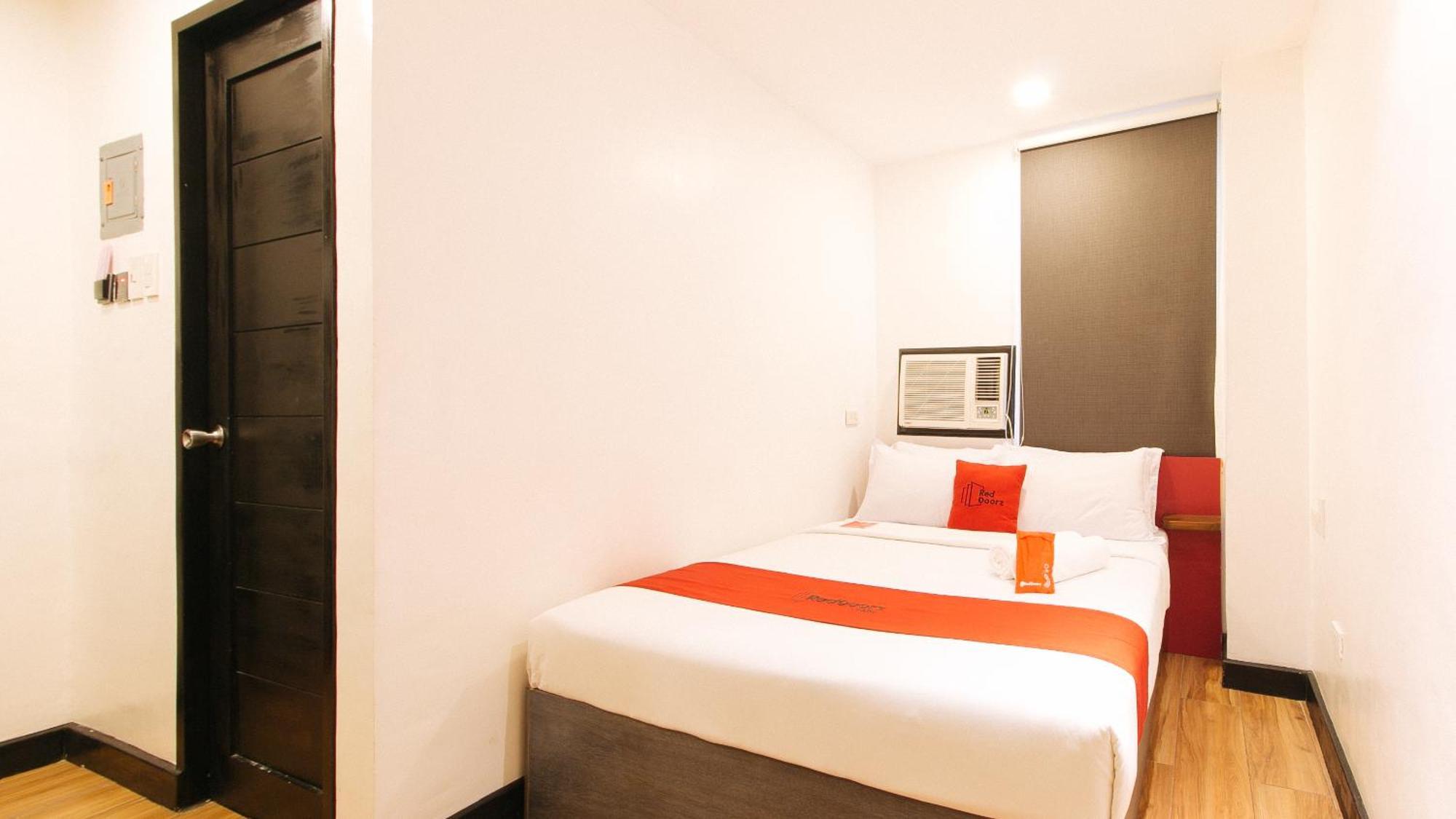 Reddoorz Plus At Mm Hotel Las Pinas Former Reddoorz Plus Near Bamboo Organ Exterior foto