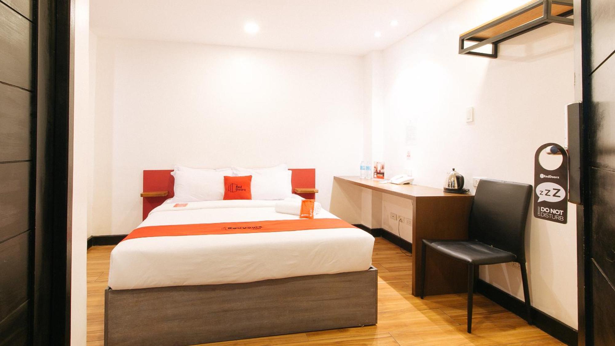Reddoorz Plus At Mm Hotel Las Pinas Former Reddoorz Plus Near Bamboo Organ Exterior foto